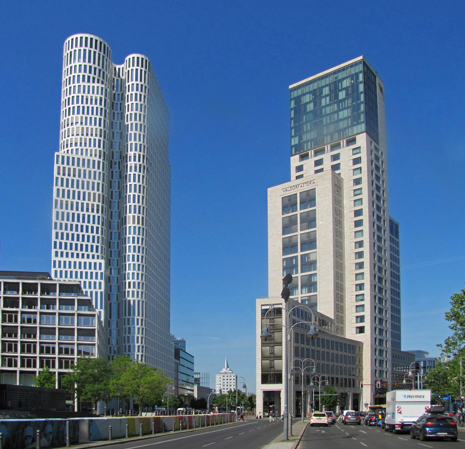 Bildvergrößerung: Abb. 8: Hochhäuser „Upper-West“ und „Zoofenster“ am Breitscheidplatz, 2022