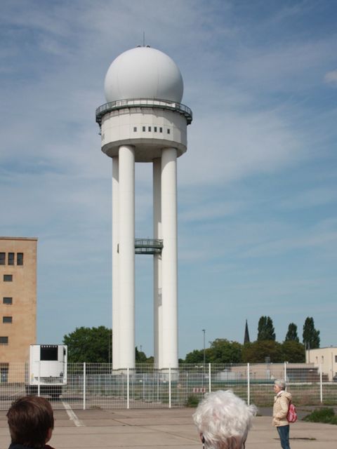 Bildvergrößerung: Einn großer Turm mit runder Kuppek oben