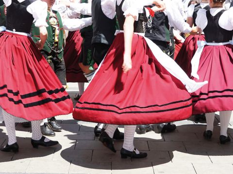 Bildvergrößerung: Frauen tanzen in Trachten in Penzberg.