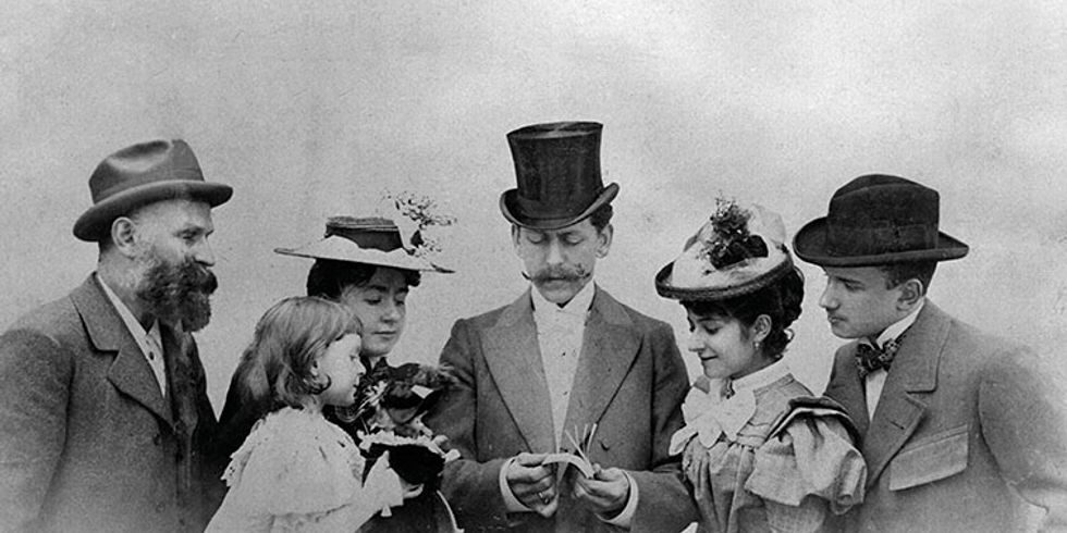 Max Skladanowsky (Mitte) präsentiert sein Daumenkino, um 1900
