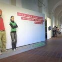 Bildvergrößerung: Eingangsposter mit in selbstbewußter stehender Haltung des Künstlerduos und dem Text "recommended by curators worldwide"