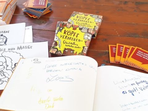 Bildvergrößerung: Das Gästebuch, das Memo-Spiel und Minibooklets auf einem Tisch