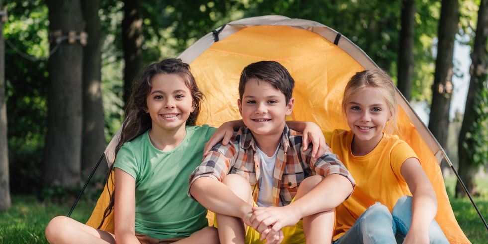 Kinder vor einem Zelt