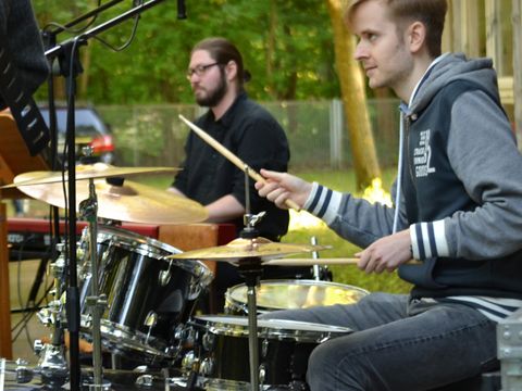 Junger Mann spielt Schlagzeug in Bucher Standort