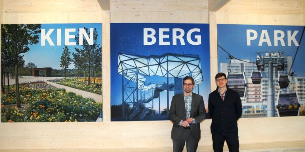 Ausstellung Volkspark Kienberg im BIZ eröffnet - Johannes Martin und Matti Peters von den großformatigen Bildtafeln