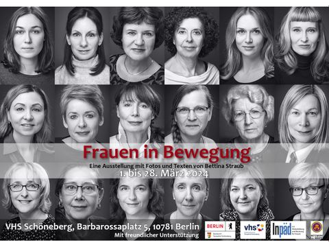 Bildvergrößerung: Postkarte zur Ausstellung "Frauen in Bewegung - mit Fotos und Texten von Bettina Straub" vom 1. bis 28. März 2024; im Hintergrund ist eine Collage von schwarz-weißen Portraitaufnahmen von Frauen zu sehen.