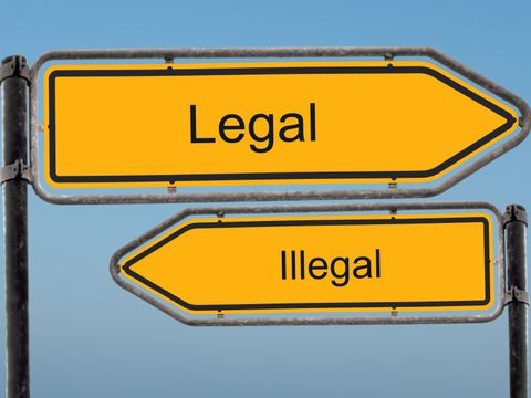 Strassenschilder mit den Aufschriften „Legal“ und „Illegal“