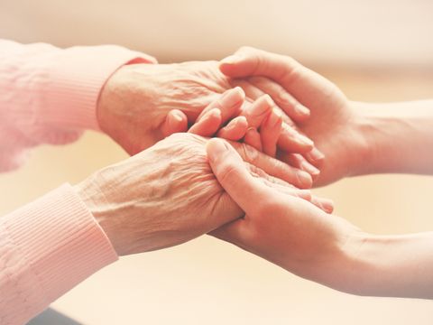 Helfende Hände in der Altenpflege