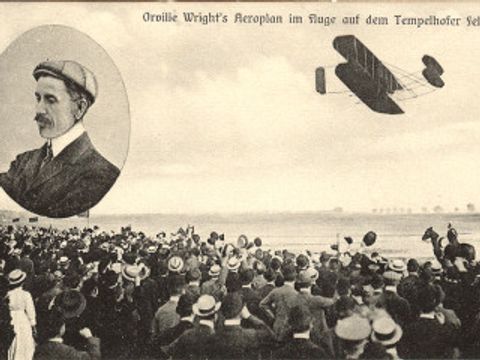 Alte Fotografie Teines Flugzeugs in der Luft und einer Zuschauermenge