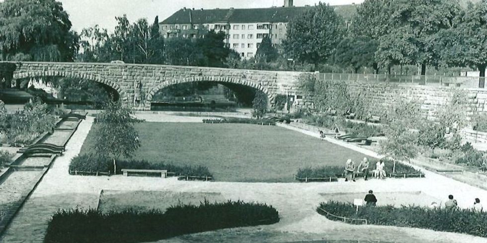 historisches schwarzweiß Foto des Gartens der Blumen und Wasserspiele von 1964