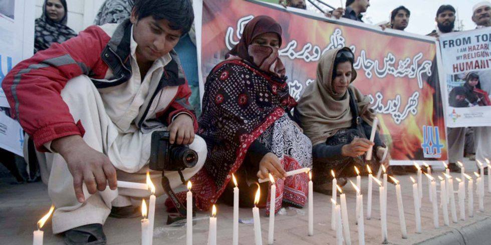 Aktivisten der Zivilgesellschaft zünden Kerzen an um Solidarität mit Hazara Community von Quetta auszudrücken