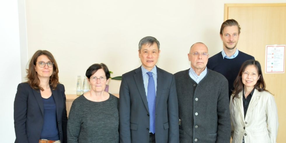 Besuch des vietnamesichen Botschafters im Rathaus Marzahn-Hellersdorf - Botschafter Nguyen Minh Vu und das Bezirksamt Marzahn-Hellersdorf