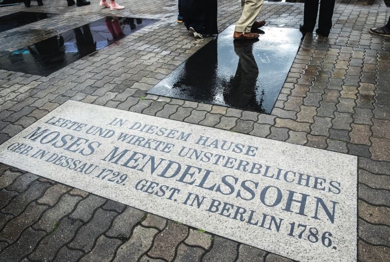 Der Text der marmornen Gedenktafel von 1829: In diesem Hause lebte und wirkte unsterbliches Moses Mendelssohn, geb. in Dessau 1729, gest. in Berlin 1786