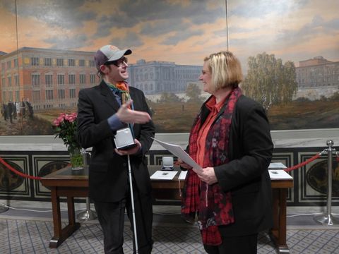 Bildvergrößerung: Bezirksbürgermeisterin Angelika Schöttler verleiht Uli Seiler die Verdienstmedalle