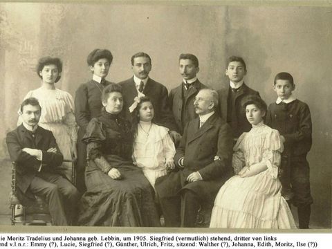 Familie Tradelius um 1905, Siegfried (vermutlich) stehend 3. von links, neben ihm Günther und Ulrich. Sitzend: Edith (Mitte), Ilse (rechts), Fotos aus dem Familienarchiv Tradelius 