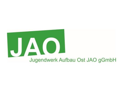 Logo Jugendwerk Aufbau Ost gGmbH (JAO), weiße Schrift auf grünem Grund