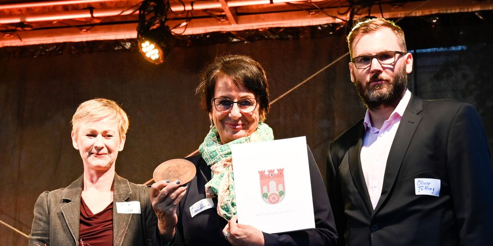 Preisträgerin Astrid Landero mit Dr. Oliver Jütting und Dr. Cordelia Koch