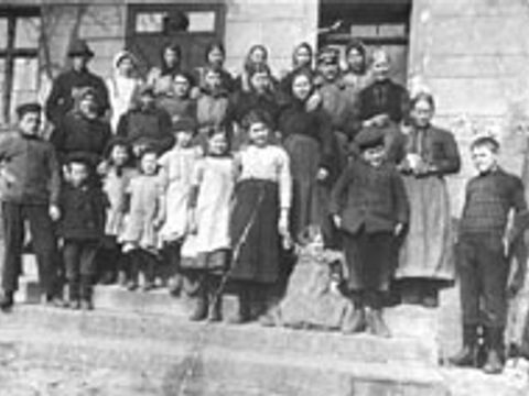 Biesdorfer Landarbeiterfamilie vor dem Haus, 1914
