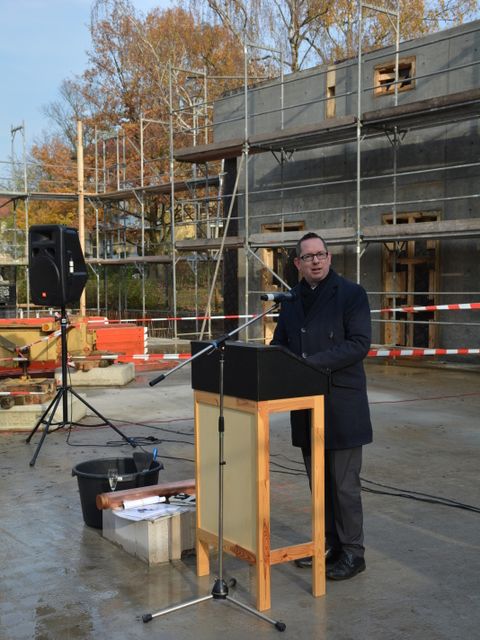 Bildvergrößerung: Bezirksbürgermeister Oliver Igel hält eine Rede zur Grundsteinlegung eines Mehrzweckgebäudes
