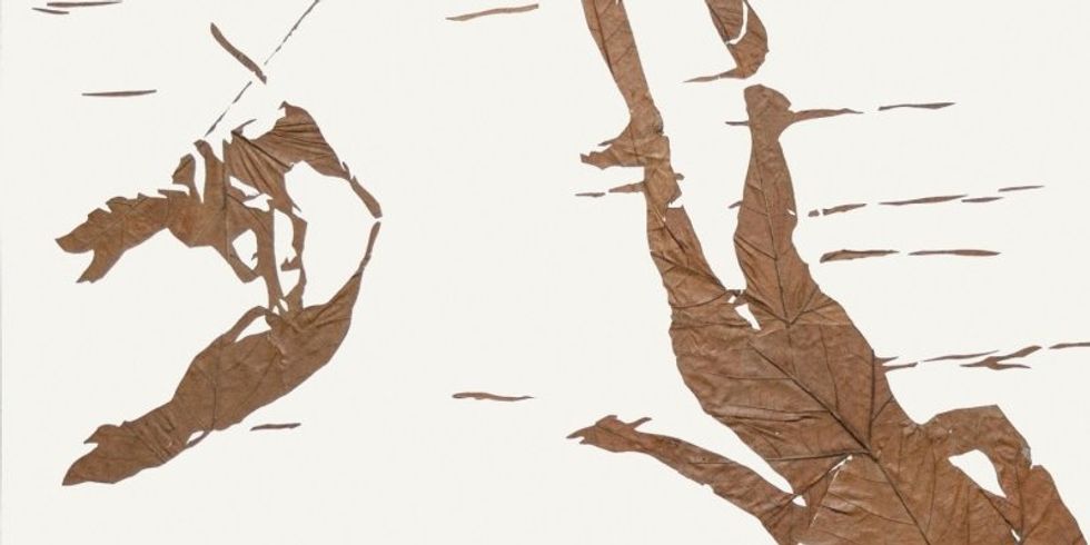 Ein Kunstwerk aus getrocknetem und gepresstem Laub, dass eine Person darstellt, die mit einem Hund an der Leine läuft. Künstler: Michael Schuster, Lichtbild 2017/03, 2018, Laub auf Papier, 60 x 80 cm