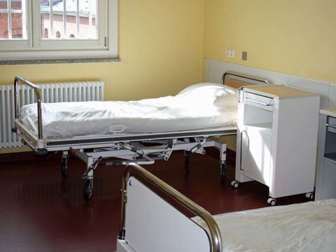 Krankenzimmer mit Bett 