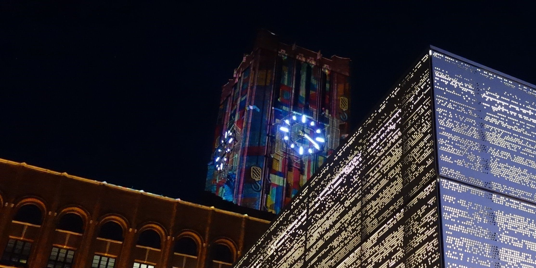 bunte Lichtprojektion auf auf ein Großes Gebäude
