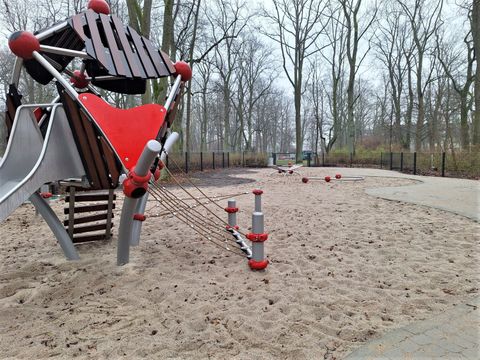 Bildvergrößerung: Blick auf den Spielplatz im Heinrich-Laehr-Park mit Sandkasten und Spielhaus inklusive Rutsche