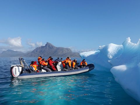 Schlauchboot im Eismeer