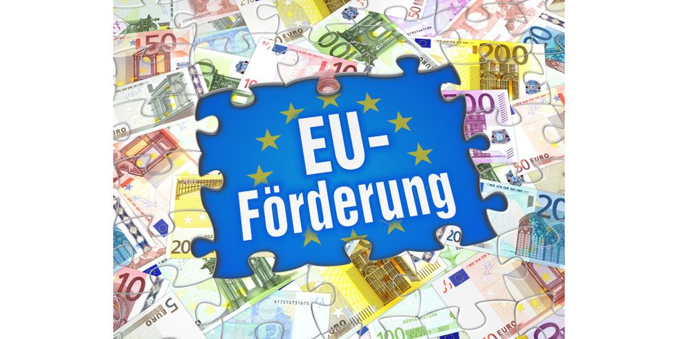 Ein großes Puzzle mit Euro-Scheinen, in der Mitte fehlen die Puzzle-Teile mit der Aufschrift EU-Förderung