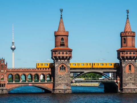 Увеличение изображения: U-Bahn auf der Oberbaumbrücke