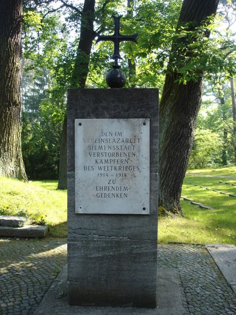 Denkmal mit Kreuz für die Kriegstoten aus einem Arbeitslager des Ersten Weltkrieges im Siemensfeld