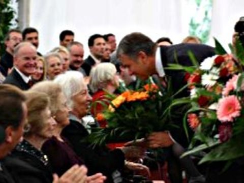 Der Regierende Bürgermeister von Berlin überreicht Blumen an die Ehrengäste aus Amerika.