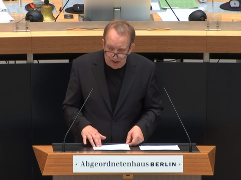 Der Berliner Aufarbeitungsbeauftragte Tom Sello bei seiner Rede im Abgeordnetenhaus am 17. Juni 2021