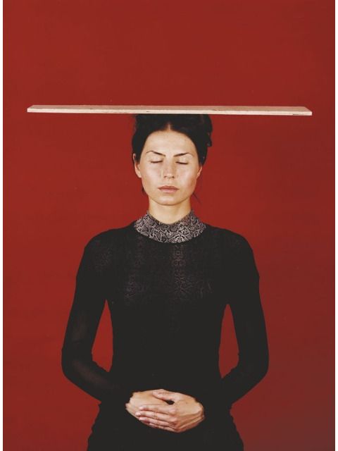 Bildvergrößerung: Katharina Mayer: „Tetjana mit Brett blind ohne“, aus der Serie „Servir et disparaître“, 2002, C-Print, Diasec, 125 x 90 cm