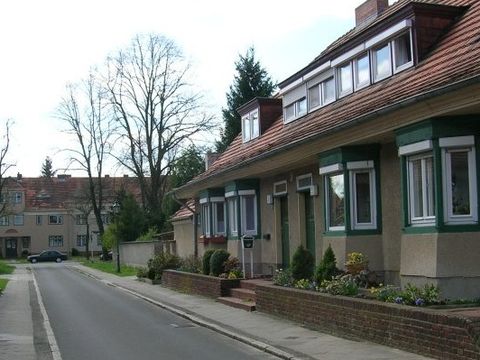 Kleine Straße mit niedriger Wohnbebauung und Gehwegüberfahrt, Gartenstadt Staaken