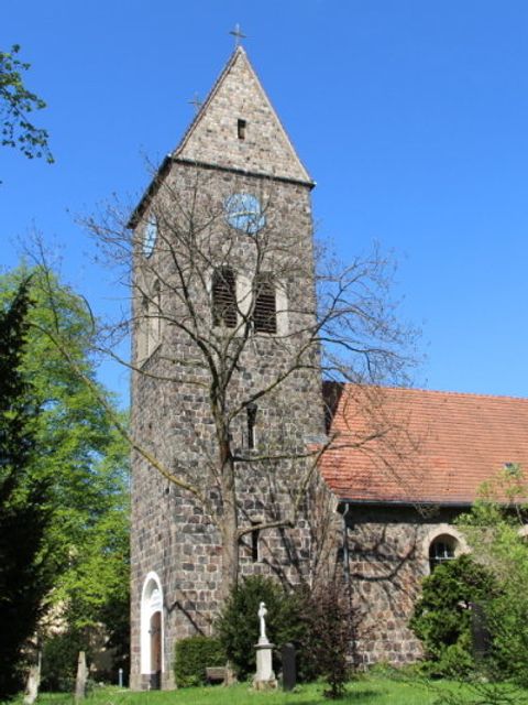 Bildvergrößerung: Dorfkirche mit einem alten Steinturm.