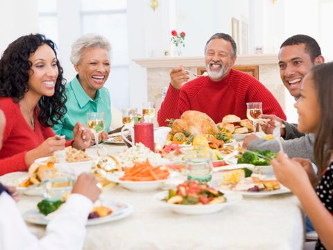 Menschen unterschiedlichen Alters beim festlichen Essen