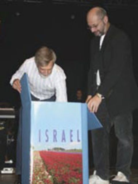 Der israelische Botschafter Shimon Stein Lesheim zieht die Preisträger des Gewinnspieles.