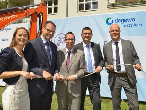 Bildvergrößerung: Unternehmensvertreter der degewo und Vodafone Kabel Deutschland mit Bezirksbürgermeister Oliver Igel