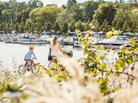 Bildvergrößerung: Fahrradfahrende am Ufer des Wannsees