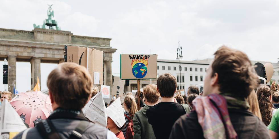 Menschen demonstrieren für Klimaschutz vor dem Brandenburger Tor in Berlin
