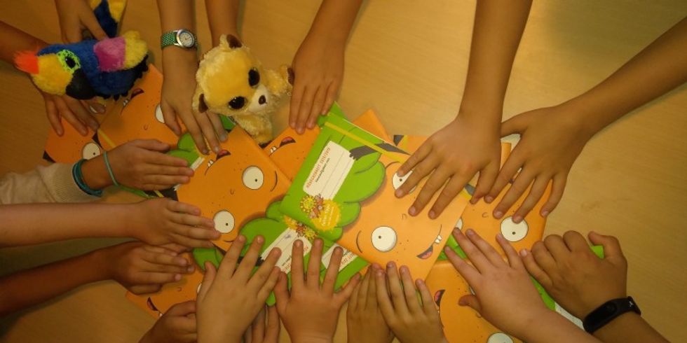 Kinder der evangelischen Schule Friedrichshagen greifen nach den Möhrchenheften