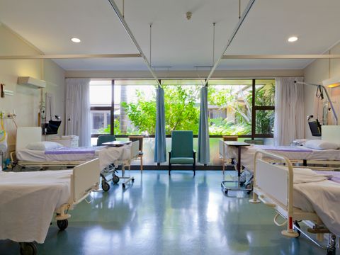 Betten in einem modernen Krankenhaus