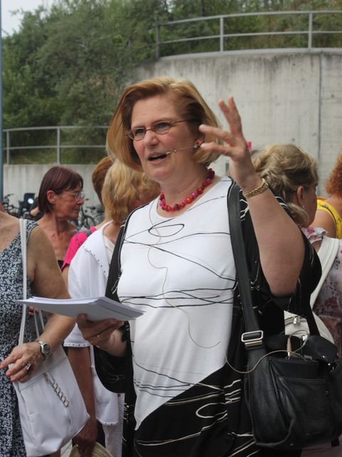 Bildvergrößerung: Bezirksbürgermeisterin Angelika Schöttler begrüßt die Bürgerinnen und Bürger zum 6. Kiezspaziergang