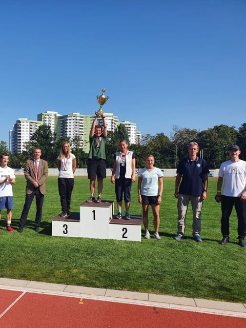 Bildvergrößerung: Siegerehrung der drei schnellsten Schulen beim ersten Sprint Cup Nord Berlin 