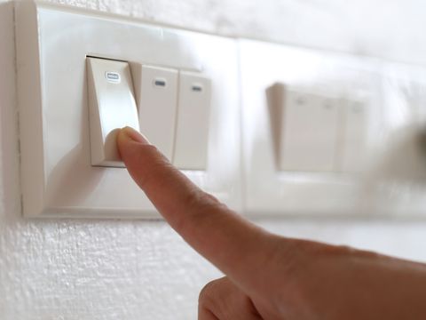 Energie sparen: Lichtschalter wird betätigt