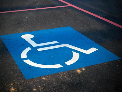Behindertenparkplatz mit StVO-gerechte Kennzeichnung.