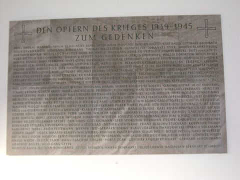 Inschrift für die Opfer des Zweiten Weltkriegs im Walther-Rathenau-Gymnasium, Foto: Knut Krüger, November 2012