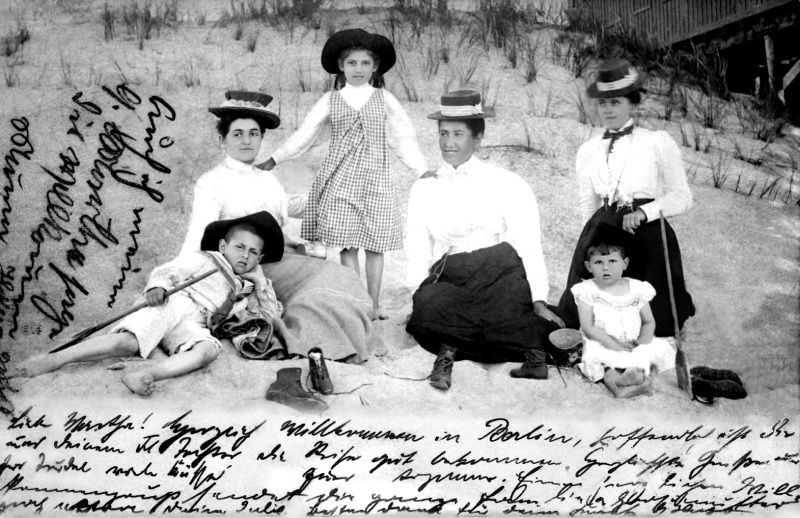 Bildvergrößerung: Links Julie Hahn, vermutlich mit ihren Kindern Grete, Leo und Erna.1901