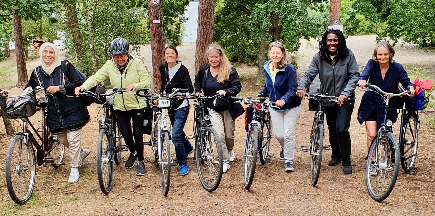 Kursgruppe mit Fahrrädern